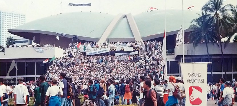 Reformasi Dua Dekade Yang Lalu Dalam Rekaman Lensa Kamera dan Ingatan&nbsp;Saya